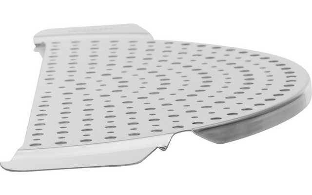 Silberne, dreieckige, perforierte Metallplatte mit abgerundeten Kanten