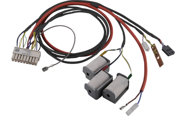 Mehrere rote und schwarze Kabel mit verschiedenen Kunststoff- und Metallsteckern und drei silberne rechteckige Metallteile an den Kabeln