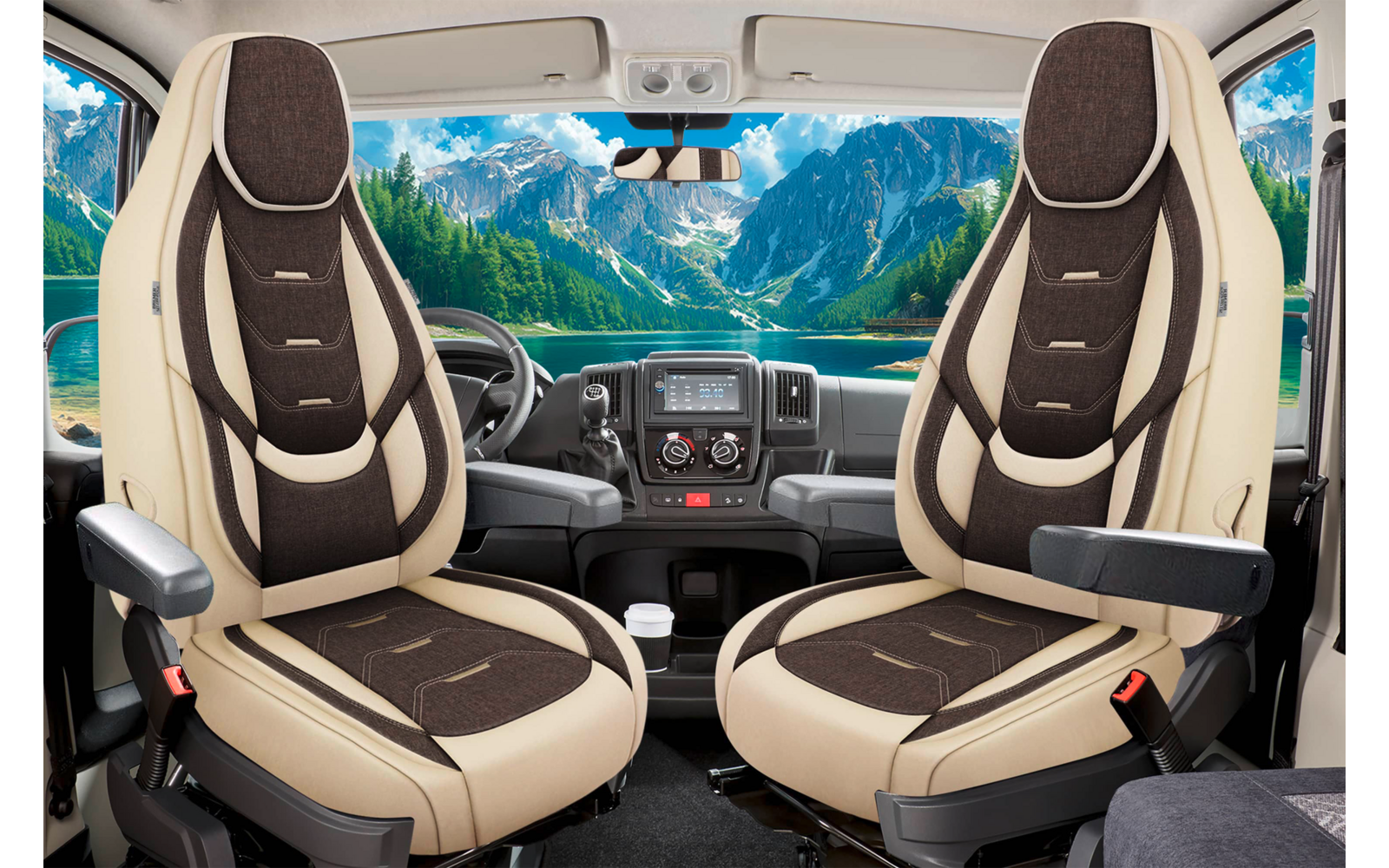 Innenraum eines Fahrzeugs mit zwei beigen-braunen Vordersitzen mit Armlehnen, Lenkrad und Armaturenbrett, durch die Windschutzscheibe ein See und Berge