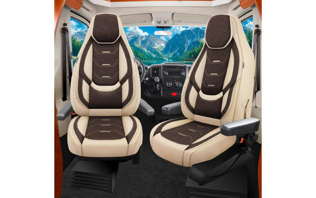 Innenraum eines Fahrzeugs mit zwei beige-braunen Vordersitzen, Armlehnen, Armaturenbrett und Bergen durch die Windschutzscheibe