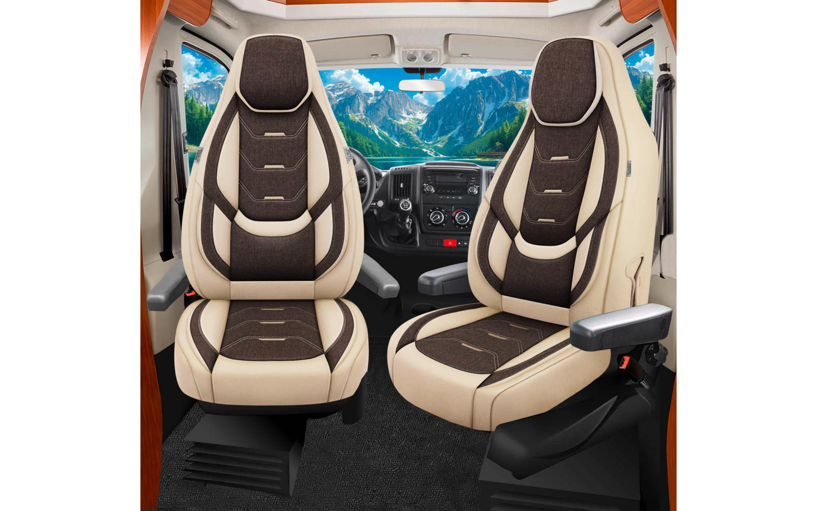 Innenraum eines Fahrzeugs mit zwei beige-braunen Vordersitzen, Armlehnen, Armaturenbrett und Bergen durch die Windschutzscheibe