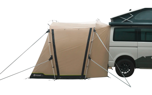 Ein gestrandeteter Kastenwagen mit einem verpackten Gegenstand auf dem Dach