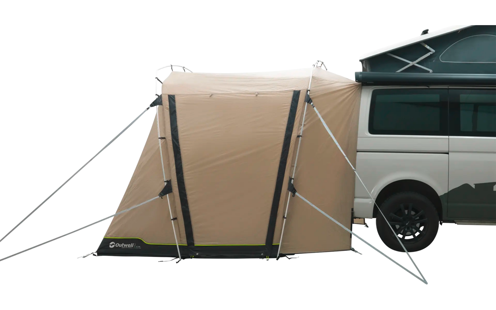 Ein gestrandeteter Kastenwagen mit einem verpackten Gegenstand auf dem Dach