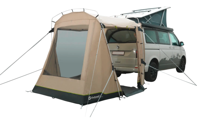 Ein Wohnmobil mit einem angebauten Zelt