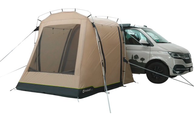 Ein graues Auto mit einem angebauten, braunen Campingzelt auf der Seite