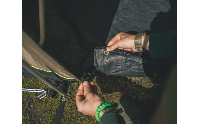 Hand gießt Wasser in eine Blumenerde im Topf