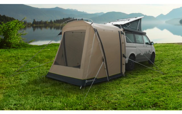 Beige Vorzelt, das an einen weißen Bus angebracht ist
