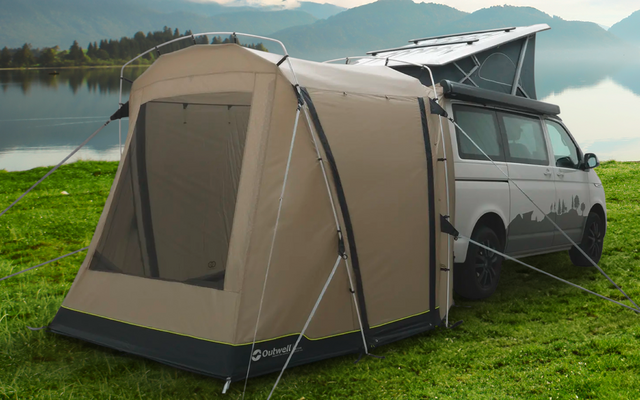 Toldo beige unido a una furgoneta blanca