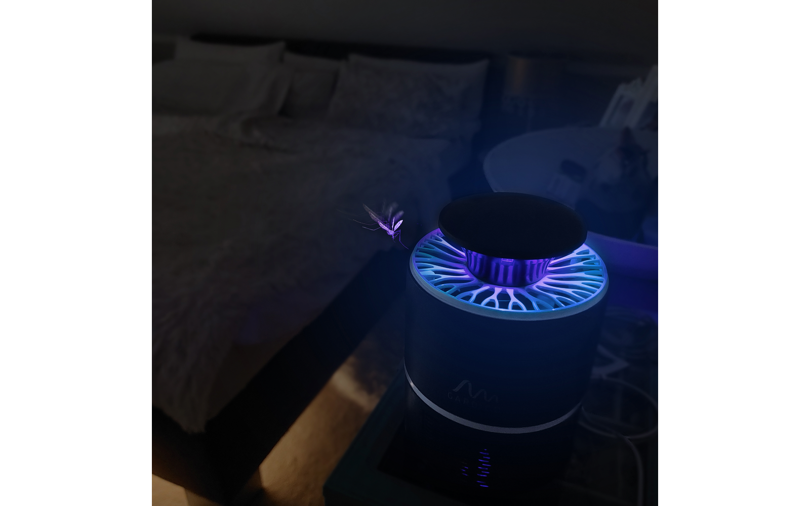 Luftbefeuchter mit blauem Licht auf einem Nachttisch neben einem Bett