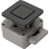 Kleines graues elektronisches Bauteil mit schwarzem quadratischem Knopf