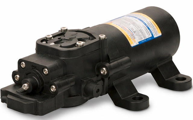 Schwarzes zylindrisches Gehäuse mit angeflanschtem Getriebeteil, Schrauben, hervorstehender Welle, Montagefüßen und Aufkleber