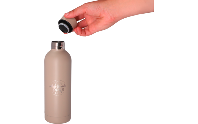 Hand houdt een zwarte dop boven een beige fles