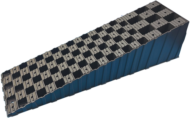 Bloc plastique bleu allongé en forme de coin avec une rangée de modules rectangulaires noirs comportant des ouvertures rectangulaires, isolé sur fond blanc