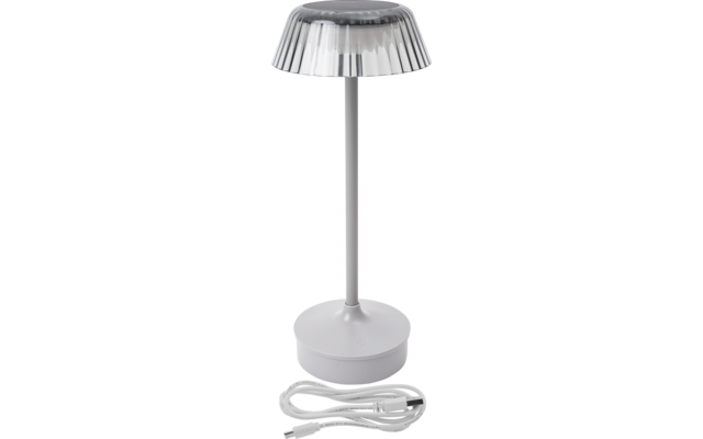 Tischlampe mit rundem weißem Sockel, dünnem grauem Stab, transparentem geriffeltem Lampenschirm und weißem Kabel mit USB-Stecker daneben