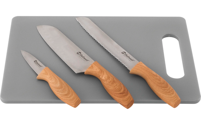 Drie messen met houten handvatten op een grijs snijplank