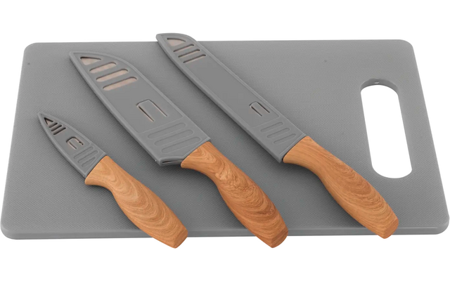 Drie keukenmessen met houten handvatten op een grijs snijplankje
