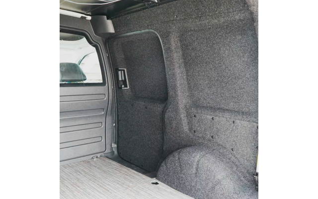 Innenraum eines Lieferwagens mit grauer Filzverkleidung, Radkasten, Trennwand mit kleinem Fenster und hellem Holzfußboden