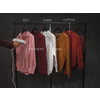 Kledingrek met hangende bovenkleding in verschillende kleuren, zichtbare teksten 'SILK', 'SYNTHETIC', 'LINEN', 'WOOL', 'COTTON', links een hand met een handstomer