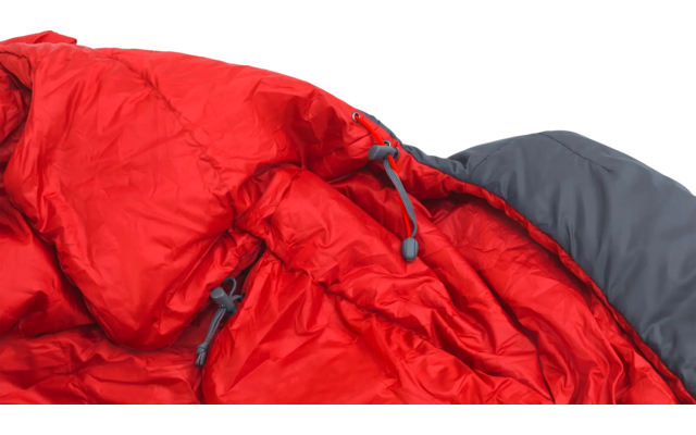 Close-up van een rode slaapzak met grijze voering