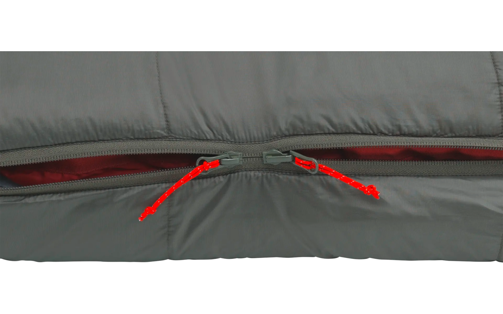 Close-up van een grijs kussen met rode stiksels