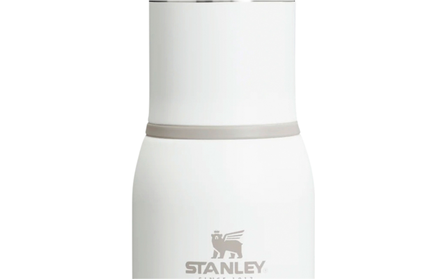Witte fles met zilverkleurige schroefdop en zilveren bodem, grijze ring bij de hals en bedrukt 'Stanley'-logo