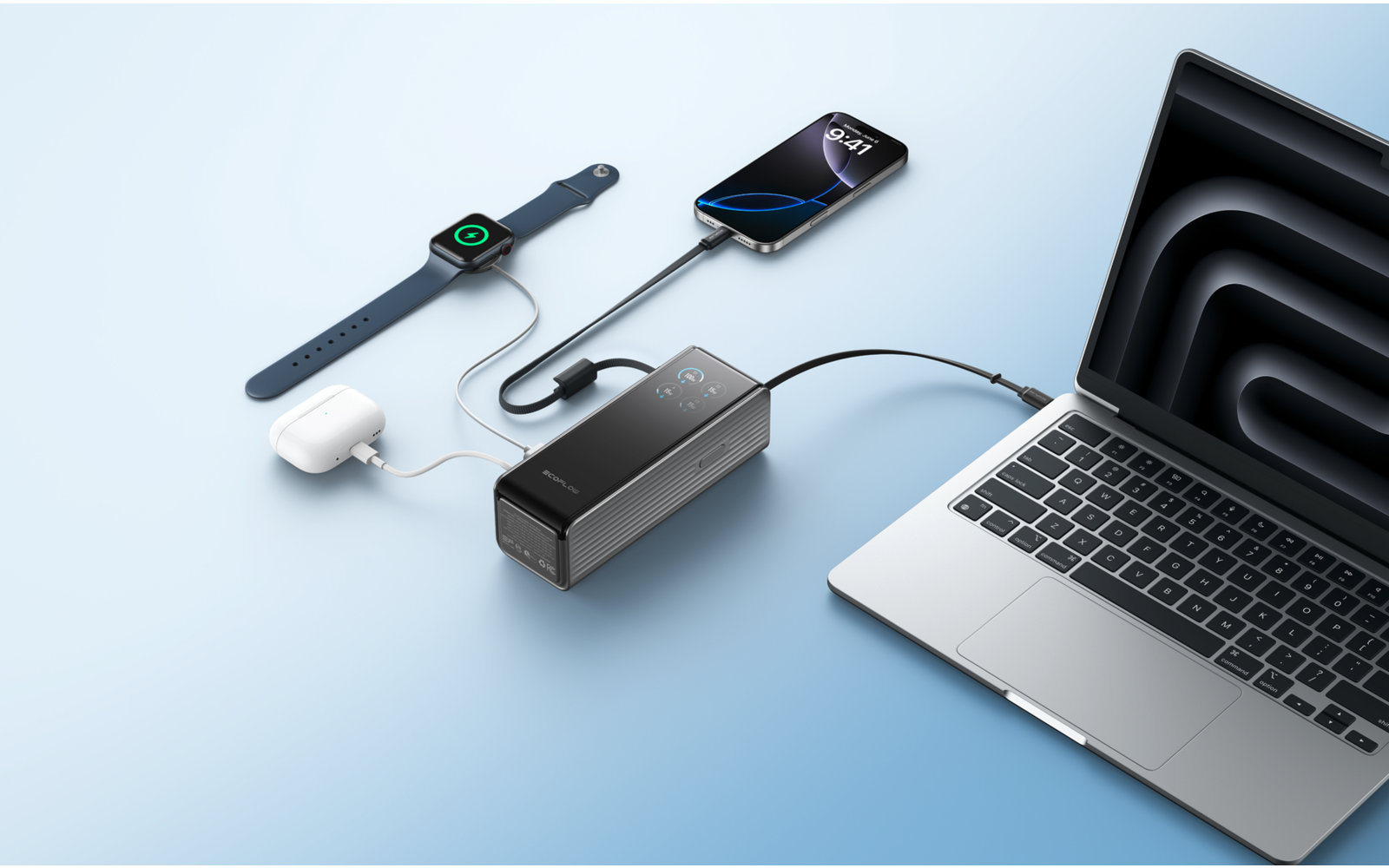 Laptop mit aufgeklapptem Bildschirm, daneben eine Maus, ein Ladekabel und ein USB-Stick auf einer weißen Oberfläche