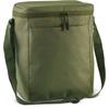 Bolsa rectangular verde con correa de hombro, colocada verticalmente, cierre superior con dos tiradores, bolsillo frontal, tejido texturizado, pequeñas costuras naranjas, fondo blanco