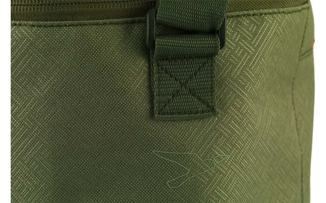 Primer plano de un bolso de tela verde oliva con una correa cosida, una costura acolchada y un símbolo en relieve con forma de ala