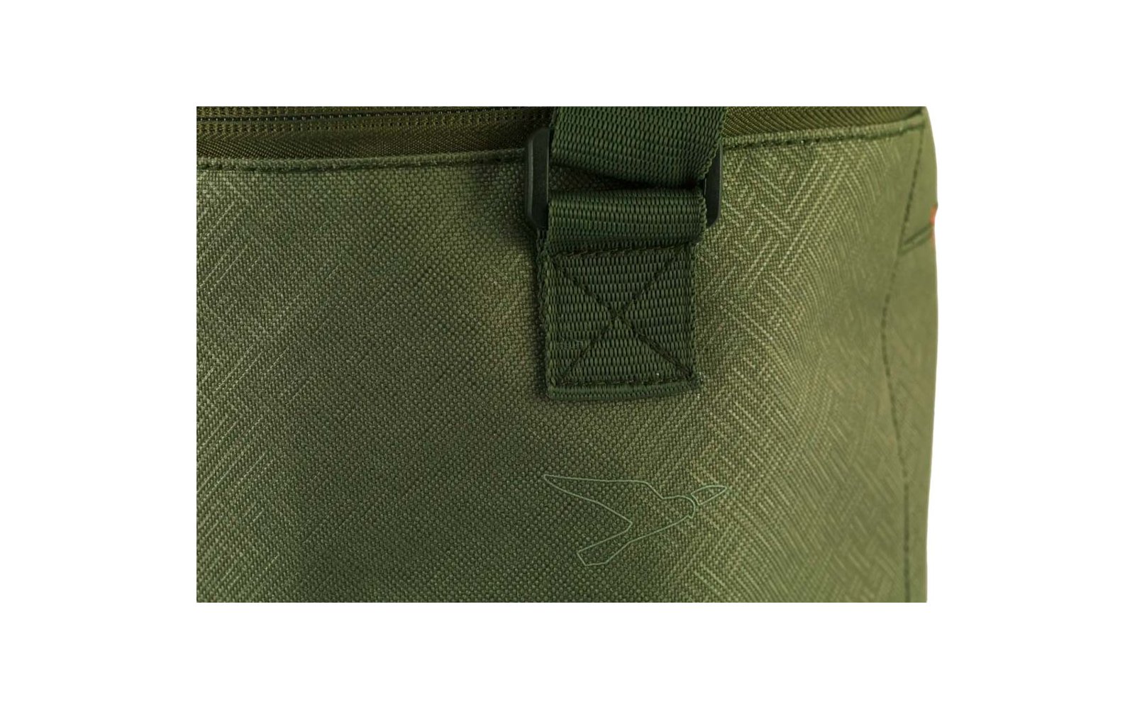 Primer plano de un bolso de tela verde oliva con una correa cosida, una costura acolchada y un símbolo en relieve con forma de ala