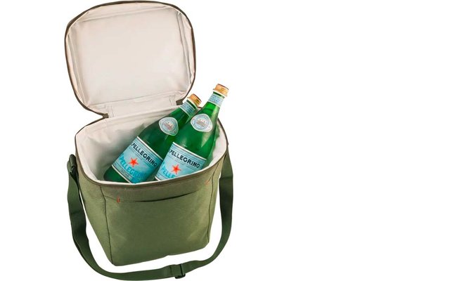 Bolsa isotérmica verde abierta con dos botellas de vidrio verdes San Pellegrino
