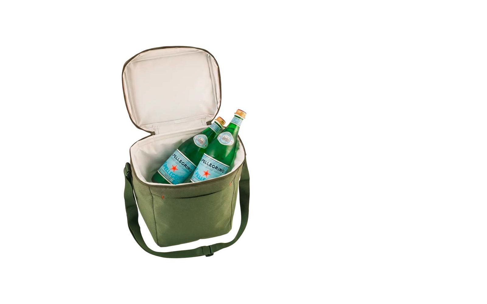 Bolsa isotérmica verde abierta con dos botellas de vidrio verdes San Pellegrino