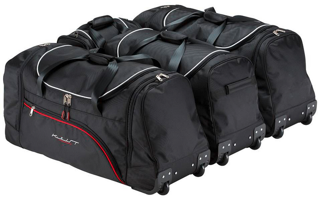 Trois sacs de voyage noirs à roulettes côte à côte, chacun avec des fermetures éclair, des poignées et un liseré rouge