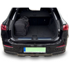 Coffre ouvert d'une voiture noire avec un sac à dos noir à gauche dans l'espace de chargement