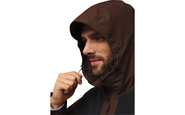 Porträt eines Mannes mit Kapuzenjacke, der nach links schaut
