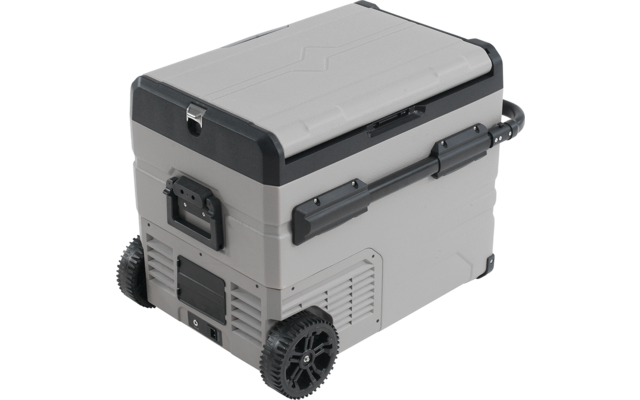 Hellgraue rechteckige Box mit aufklappbarem Deckel und dunkelgrauen Kanten, zwei Rädern an einer Seite, ausziehbarem Griff, seitlichen Griffen, Verriegelungsriegeln und Lüftungsschlitzen