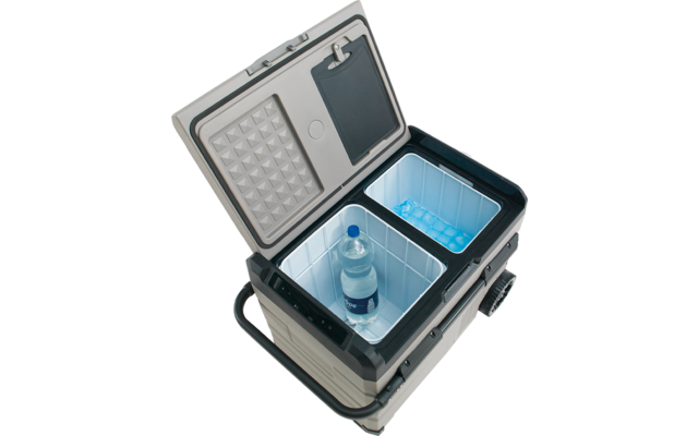 Offene graue mobile Kühlbox mit zwei Innenfächern; in einem Fach steht eine Plastik-Wasserflasche, im anderen Fach sind Eiswürfel sichtbar; geöffneter Deckel mit kleinem Fach, seitlicher Griff und Rollen