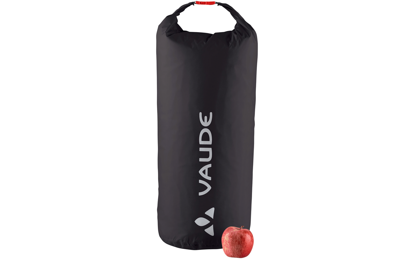 Schwarze wasserdichte Tasche mit weißem Vaude-Logo und rotem Verschluss, daneben ein roter Apfel