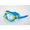 Blaue und grüne Schwimmbrille mit transparentem Glas auf weißem Hintergrund