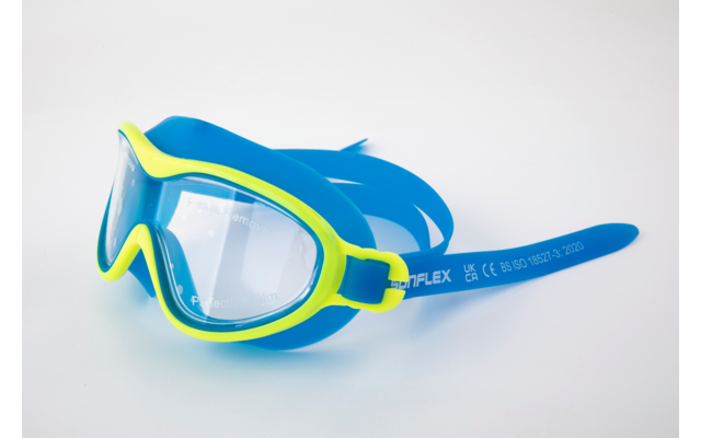 Blaue und grüne Schwimmbrille mit transparentem Glas auf weißem Hintergrund