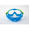 Blaue Schwimmbrille vor weißem Hintergrund