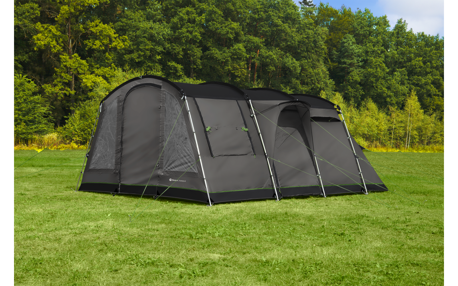 Schwarzes Zelt auf einer grünen Wiese mit Bäumen im Hintergrund