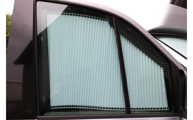 Produktbild Remis Fahrerhausverdunkelung REMIfront vertikales System f&uuml;r den MAN TGE / VW Crafter  1