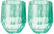 Deux verres à boire verts et facettés côte à côte