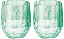 Zwei grüne, facettierte Trinkgläser nebeneinander