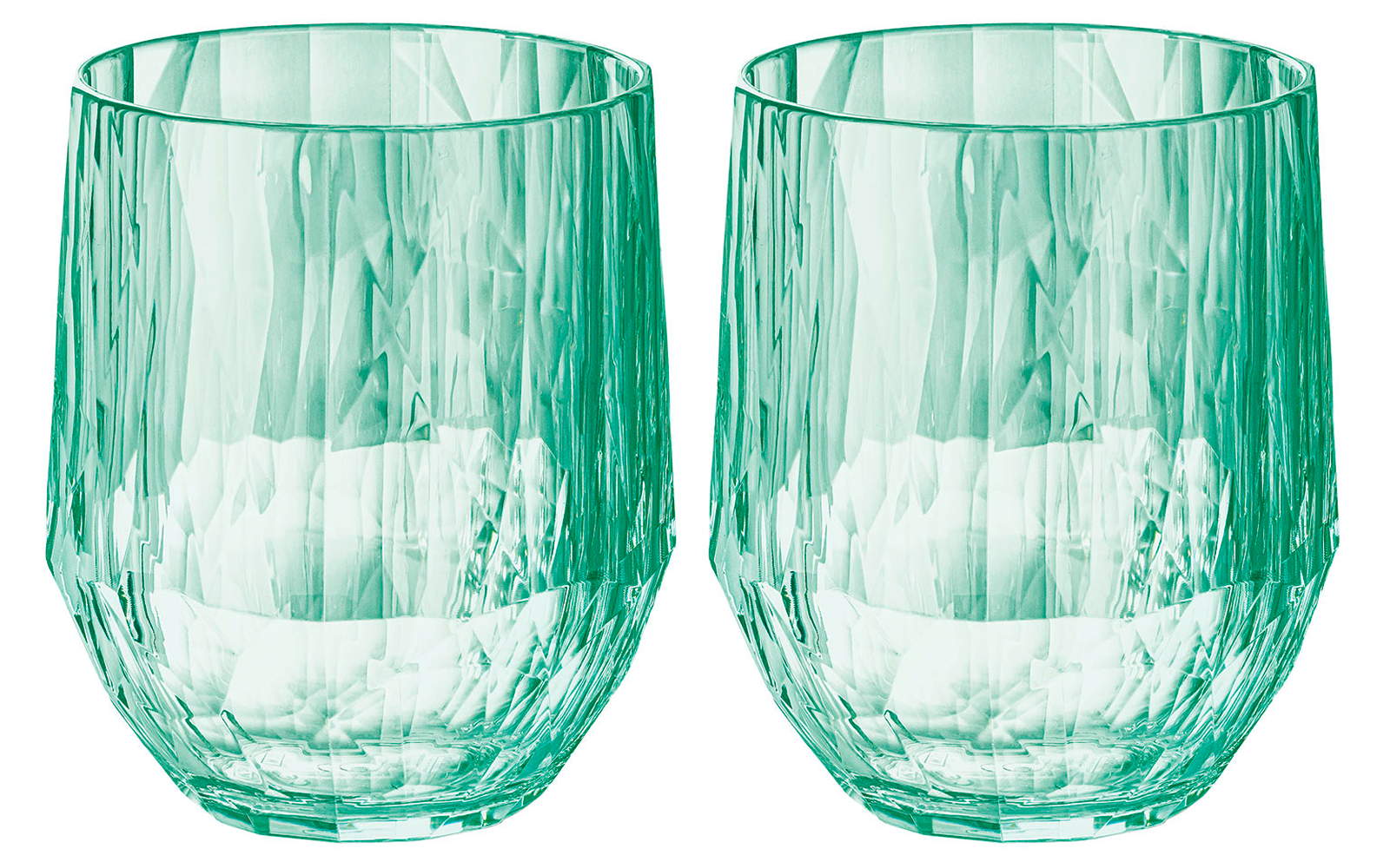 Twee groene, gefacetteerde drinkglazen naast elkaar