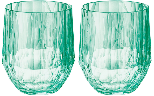Twee groene, gefacetteerde drinkglazen naast elkaar