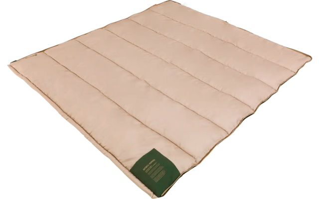 Beige gefaltete Decke mit gestepptem Muster und grünem Etikett