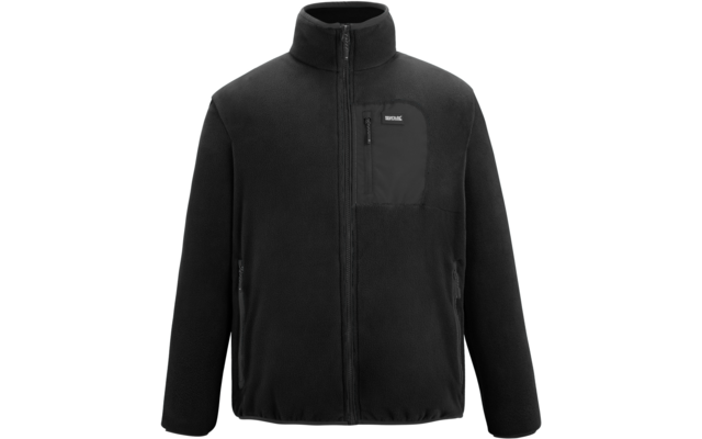 Schwarze Fleecejacke mit Stehkragen, durchgehendem Reißverschluss, zwei seitlichen Reißverschlusstaschen und einer Brusttasche mit Reißverschluss; Vorderansicht auf weißem Hintergrund