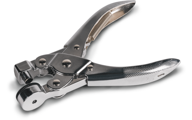 Silbernes Handwerkzeug mit zwei gebogenen Griffen, runder Stanzöffnung und sichtbaren Schrauben auf weißem Hintergrund