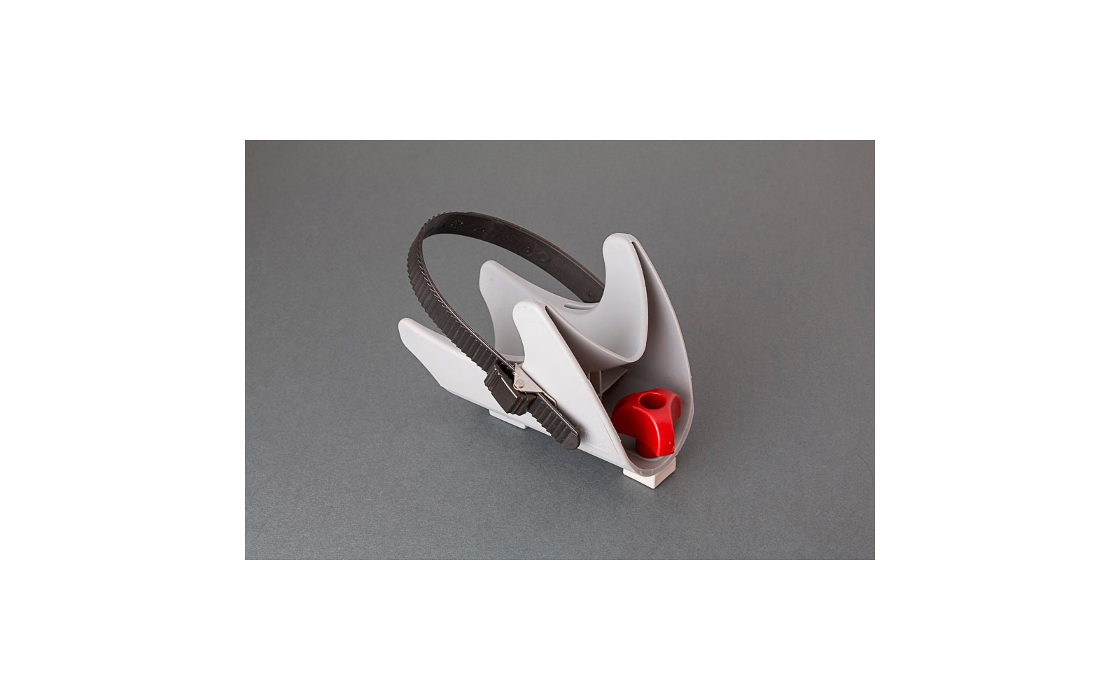 Atemschutzmaske mit grauem Rahmen, schwarzem Band und rotem Ventil auf grauem Hintergrund